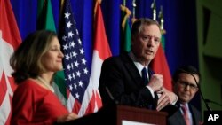 Perwakilan Perdagangan AS, Robert Lighthizer (tengah), dengan Menteri Luar Negari Kanada Chrystia Freeland (kiri) dan Menteri Ekonomi Meksiko Ildefonso Guajardo (kanan), berbicara dalam penutupan putaran keempat negosiasi NAFTA di Washington, 17 Oktober 2017. 