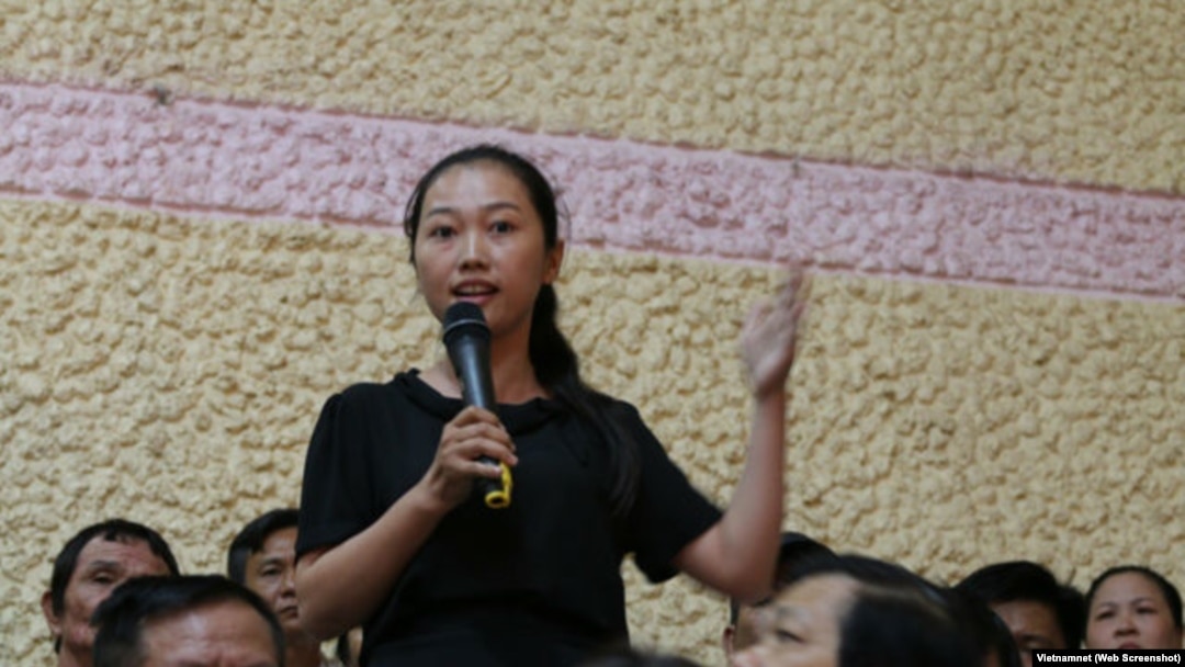 Nguyễn Thị Thùy Dương phát biểu trong buổi tiếp xúc cử tri Q2 ngày 22/11/2018.
