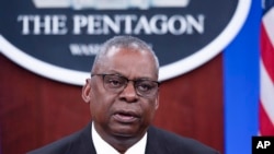 El secretario de Defensa de Estados Unidos, Lloyd Austin, habla en una reunión virtual con el Grupo de Contacto de Defensa de Ucrania, el 22 de noviembre de 2023, en el Pentágono, en Washington. 