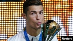 Cristiano Ronaldo tient la coupe du Mondial des clubs dans ses mains, au stade Yokohama, Japon, le 18 décembre 2016/