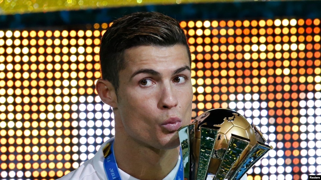 Cristiano Ronaldo dari Real Madrid mencium piala Piala Dunia Klub FIFA (18/12). (Reuters/Kim Kyung-Hoon)