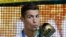 Cristiano Ronaldo tient le trophée du Mondial des clubs, au stade Yokohama, Japon, le 18 décembre 2016/