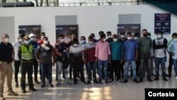 Migrantes irregulares, entre ellos 22 ciudadanos de Bangladesh, 2 de Nepal y 8 haitianos fueron detenidos por las autoridades colombianas, en la frontera con Brasil, cuando intentaban viajar ilegalmente a Bogotá. [Foto: Cortesía Migración Colombia]