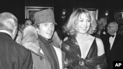 FILE - Dick Cavett and Teri Garr, 1  of the stars of "&#147;Close Encounters of the Third Kind,&#148;" be  a premiere of the movie   astatine  the Ziegfeld Theater successful  New York, Nov. 15, 1977.