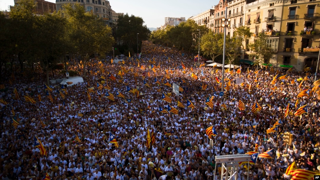 Puluhan ribu warga Catalonia melakukan unjuk rasa di Barcelona menuntut kemerdekaan dari Spanyol, 11 September 2016 lalu (foto: dok).