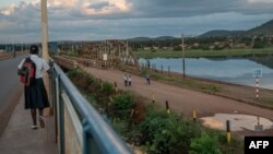 ARCHIVES - Une écolière marche le long du fleuve Congo, le 20 avril 2018.