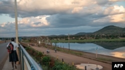 Une écolière marche le long du fleuve Congo, le 20 avril 2018.