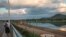 Une écolière marche le long du fleuve Congo, le 20 avril 2018.