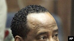 流行音乐巨星麦克尔·杰克逊的私人医生康拉德·穆雷在洛杉矶高等法院出庭(资料照)