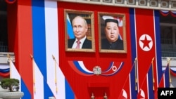 평양 김일성 광장 중앙에 설치된 블라디미르 푸틴 대통령과 김정은 위원장의 초상화. 