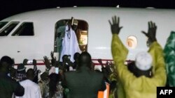 Yaya Jammeh, l'ancien président, dirigeant de la Gambie depuis 22 ans, salue de la main avant d'embarquer dans l'avion et de quitter le pays, Banjul, 21 janvier 2017,