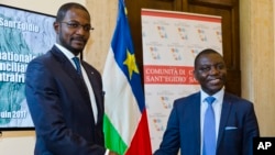 Le ministre centrafricain des Affaires étrangères Charles Armel Doubane, à droite, et Armel Mingatoloum Sayo, à la tête d'une organisation militaire, lors de l'accord au siège de Sant'Egidio à Rome, le 19 juin 2017.