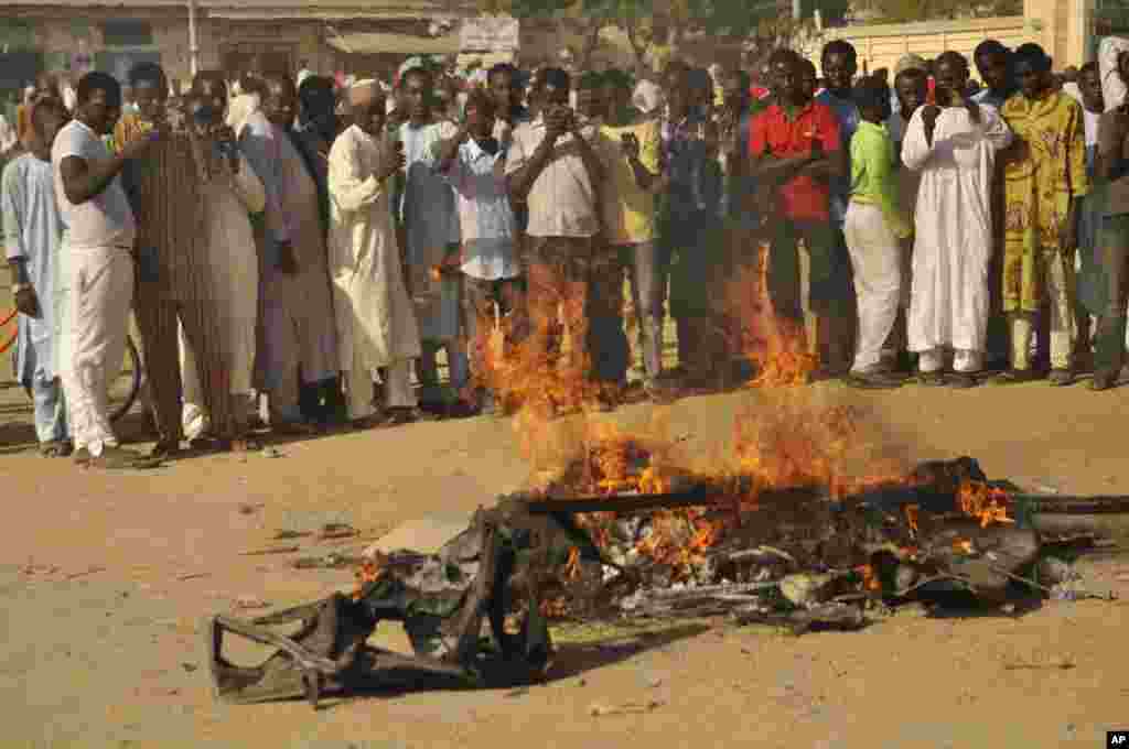 Mutane sun taru su na kallo a inda bam ya tashi a babban Masallacin Jumma&#39;a na Kano, Jumma&#39;a 28 Nuwamba, 2014. Mutane da yawa sun rasa rayukansu, kuma jami&#39;ai suka ce watakila yawan wadanda zasu hallaka zai karu. &nbsp;