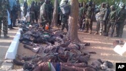 Wani hoton da aka dauka da wayar mobayil ta sojojin Najeriya su na kallon gawarwakin da ake kyautata zaton na 'yan Boko Haram ne a garin Bama