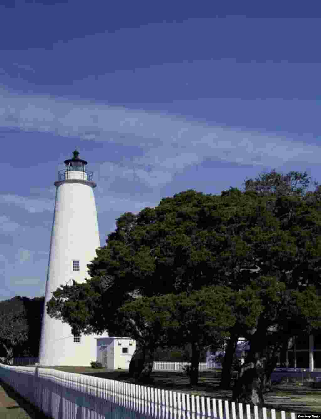 El faro de Ocracoke construido en el condado de Hyde, en la isla de Ocracoke en Carolina del Norte fue construido en 1823 por el constructor de Massachusetts, Noah Porter. El faro tiene 23 metros de altura y un di&aacute;metro de 8 metros en su base hasta