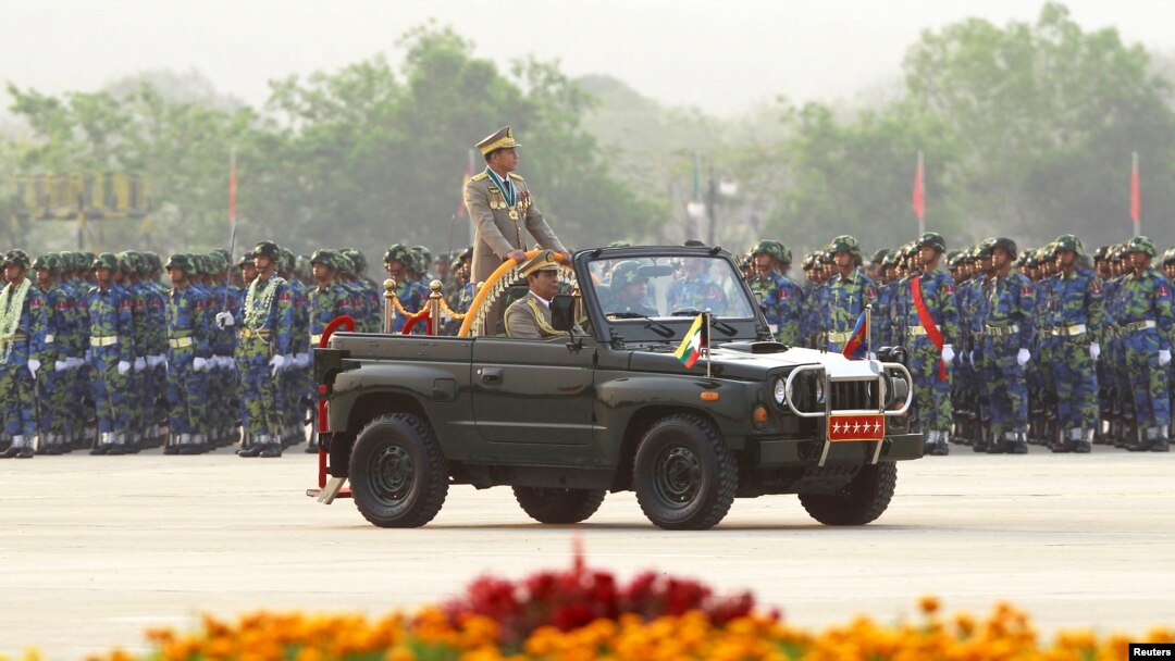 Panglima militer Burma, Jenderal Min Aung Hlaing menginspeksi pasukan dalam peringatan Hari Angkatan Bersenjata Burma ke-68 di Naypyitaw (27/3).