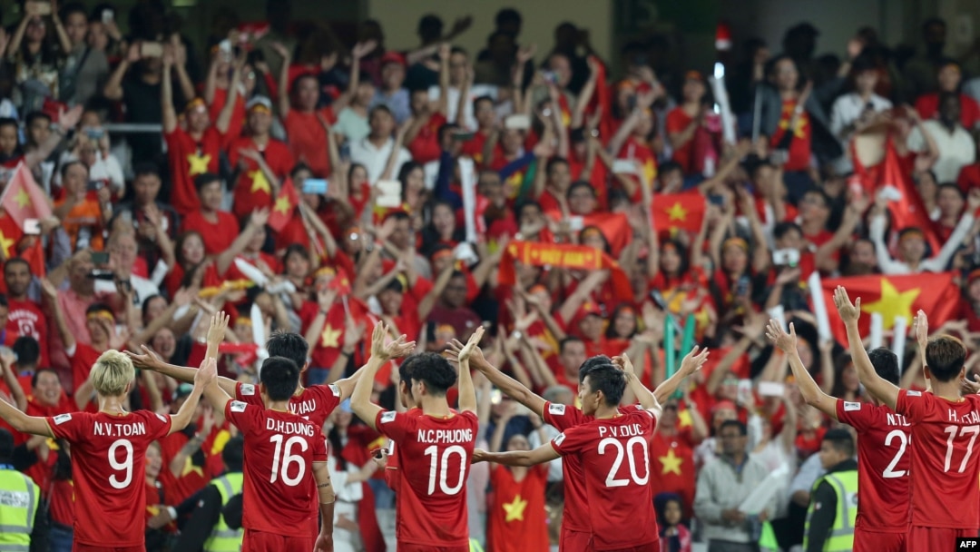 Para pemain Vietnam membalas salam para pendukungnya setelah memenangkan laga penyisihan Grup D Piala Asia 2019 antara Vietnam dan Yaman di Stadion Hazza Bin Zayed di Al-Ain, 16 Januari 2019. (Foto: AFP)