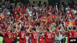 Para pemain Vietnam membalas salam para pendukungnya setelah memenangkan laga penyisihan Grup D Piala Asia 2019 antara Vietnam dan Yaman di Stadion Hazza Bin Zayed di Al-Ain, 16 Januari 2019. (Foto: AFP)