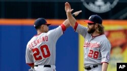 Jayson Werth (derecha) y Ian Desmond celebran el tercer triunfo consecutivo frente a los Mets en el estadio Citi Field de Nueva York.