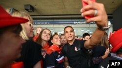 Chelsin Kolbe avec ses fans à l'aéroport de Toulouse, France, le 16 juin 2019.