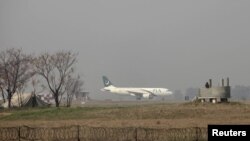 A Pakistan International Airlines (PIA) passenger plane prepares to take off from the Benazir International airport in Islamabad, Pakistan, February 9, 2016. 