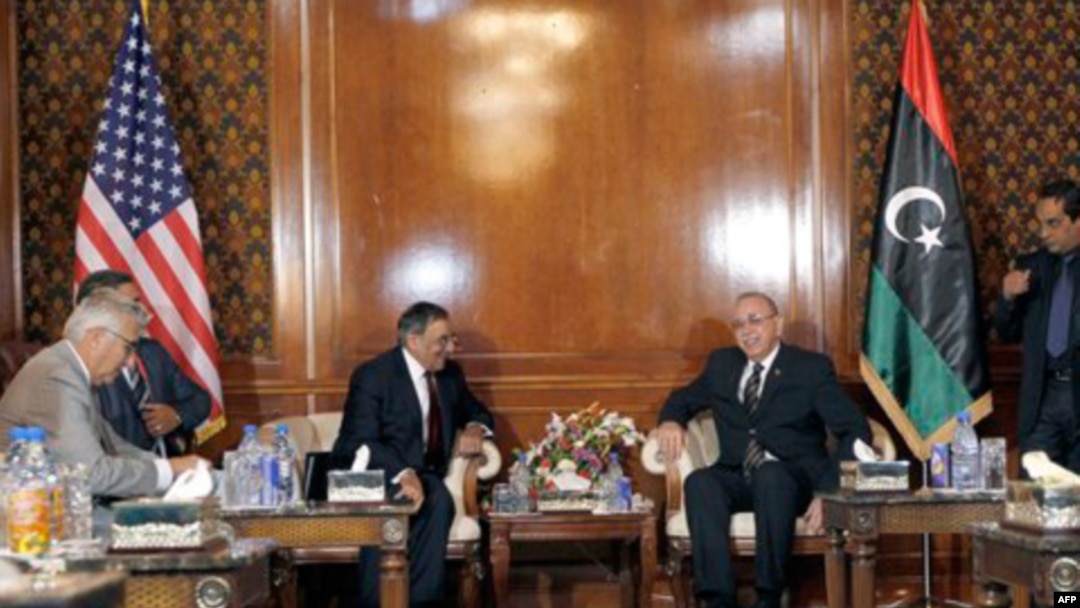 Bộ trưởng Quốc phòng Hoa Kỳ Leon Panetta (trái) hội đàm với Thủ tướng Libya Abd al-Raheem Al-Keeb tại Tripoli, Libya hôm 17/12/11