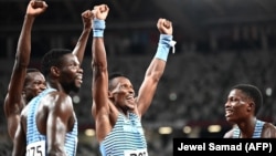 L'équipe du Botswana, vainqueur de la médaille de bronze au relais 4 x 400 m chez les hommes.