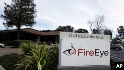 Esta fotografía de archivo del 11 de febrero de 2015 muestra la entrada a las oficinas de FireEye en Milpitas, California. FireEye es la compañía de ciberseguridad que descubrió un enorme ciberataque contra agencias de gobierno de Estados Unidos.