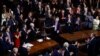 Le leader des républicains à la Chambre des représentants, Kevin McCarthy (au centre), principal candidat à la présidence de la Chambre, est entouré des élus lors du premier jour du nouveau Congrès au Capitole de Washington, aux États-Unis, le 3 janvier 2023.