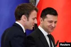 Presiden Ukraina Volodymyr Zelenskiy dan Presiden Prancis Emmanuel Macron menghadiri jumpa pers setelah pembicaraan mereka di Kyiv, Ukraina 8 Februari 2022. (Foto: REUTERS/Gleb Garanich)