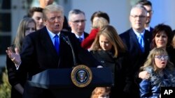 Presiden AS Donald Trump berpidato di depan para peserta "March for Life" di halaman Gedung Putih, Washington DC, Jumat (19/1). 