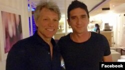 Jon Bon Jovi y su amigo el cantante cubano David Blanco durante la inesperada visita del rockero estadounidense a La Habana.