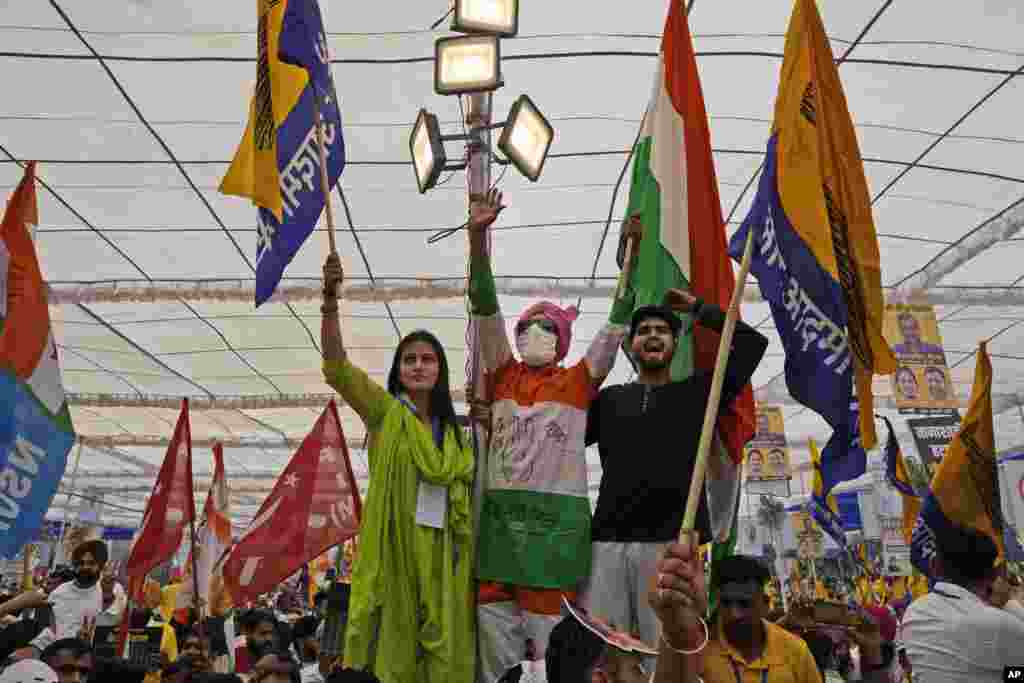 راهپیمایی احزاب مخالف در شهر دهلی جدید، علیه توقیف یک رهبر مخالفین و به انتقاد از عملکرد حکومت نرندرا مودی، صدراعظم هند