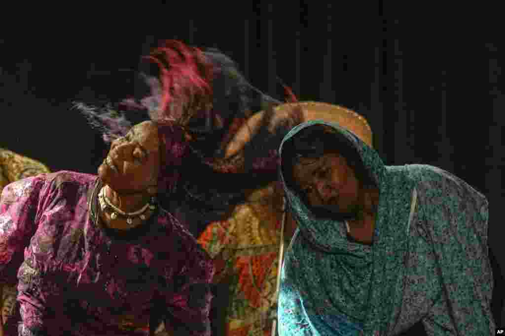 گروهی از هنرمندان سودانی حین اجرای رقص در مراسم فرهنگی در شهر قاهره در مصر