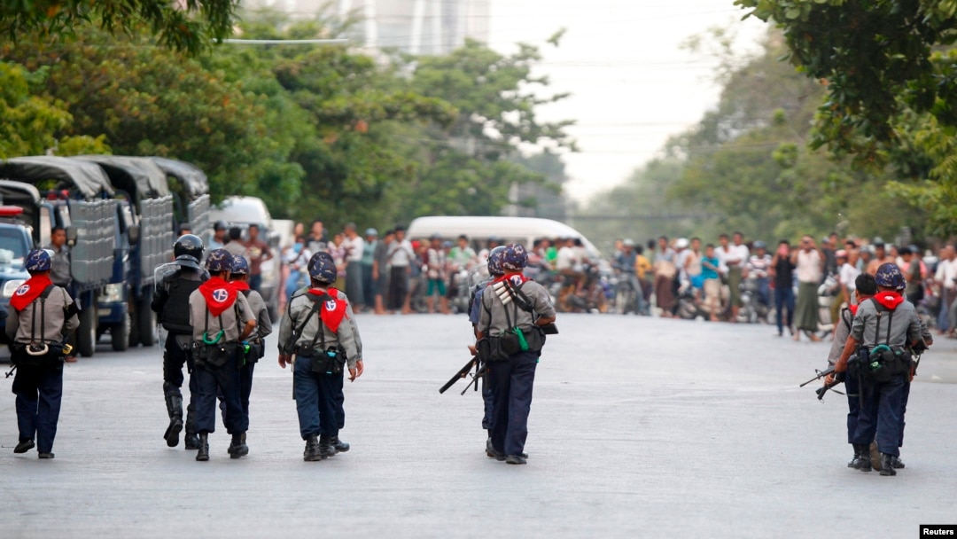 Polisi Myanmar melakukan patroli di kawasan permukiman Muslim di Mandalay, Myanmar (4/7).