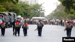 Polisi Myanmar melakukan patroli di kawasan permukiman Muslim di Mandalay, Myanmar (4/7).