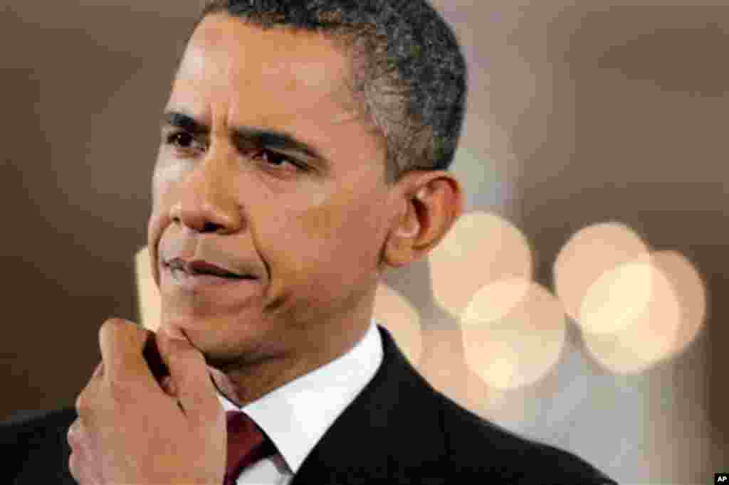 Madaxweyne Barack Obama oo dhageysanaya su'aallo lagu weydiiyay xilli uu shir jaraa'di ku qabtay Aqalka Cad. Nov. 3, 2010.
