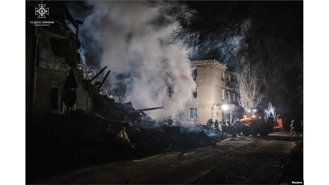 Tim penyelamat di lokasi bangunan tempat tinggal yang hancur akibat serangan rudal Rusia, di kota Novohrodivka, wilayah Donetsk, Ukraina, 30 November 2023. (Layanan pers Layanan Darurat Negara Ukraina di wilayah Donetsk /Handout via REUTERS)