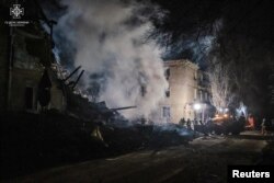 Tim penyelamat di lokasi bangunan tempat tinggal yang hancur akibat serangan rudal Rusia, di kota Novohrodivka, wilayah Donetsk, Ukraina, 30 November 2023. (Layanan pers Layanan Darurat Negara Ukraina di wilayah Donetsk /Handout via REUTERS)