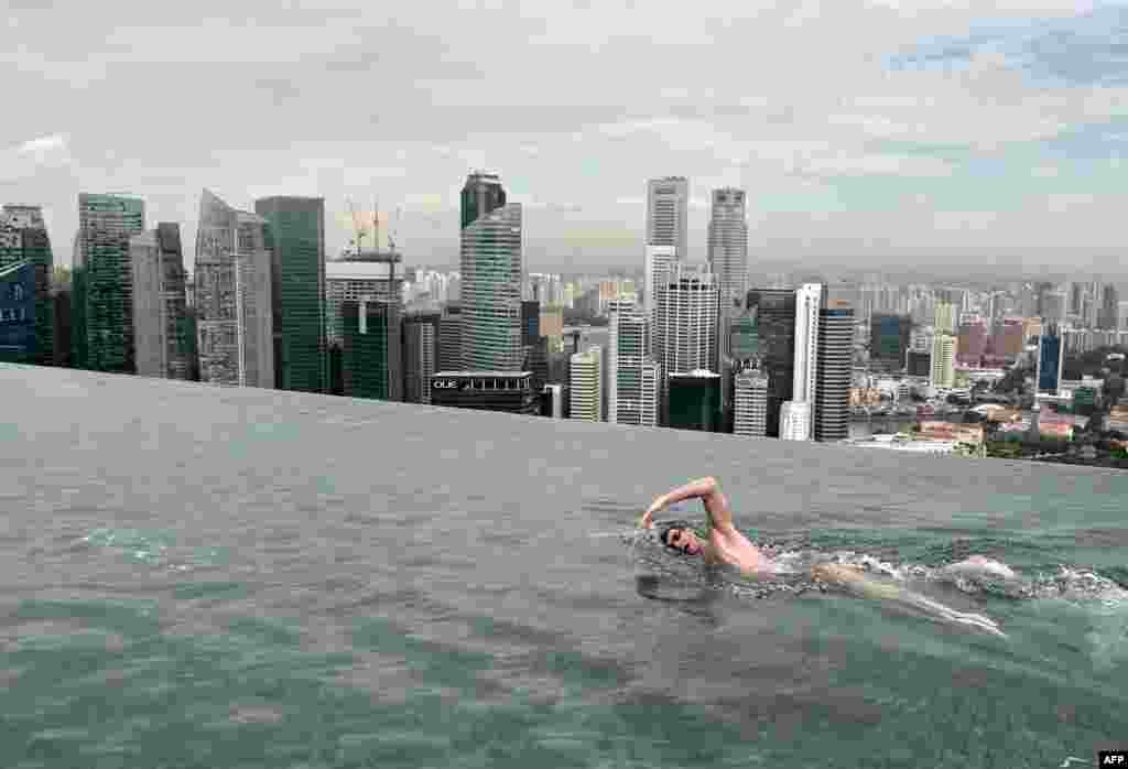 Juara dunia renang asal Australia,&nbsp;Christian Sprenger berenang di kolam renang yang terletak di atas atap hotel Marina Bay Sands di Singapura.