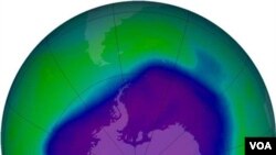 Foto lapisan atmosfir bumi yang dihasilkan oleh kamera dari alat pemonitor ozon milik NASA (foto: dok). Hasil penelitian terbaru menemukan lapisan oksigen di lapisan inti luar Bumi lebih rendah dari perkiraan sebelumnya.