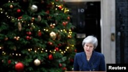 Premye Minis britanik la, Theresa May, ki t ap pale ak laprès nan vil Lond aprè reprezantan Pati Konsèvatè a te anonse yon vòt non-konfyans sou gouvènman li a (Foto:REUTERS/Peter Nicholls,12 des. 2018). 