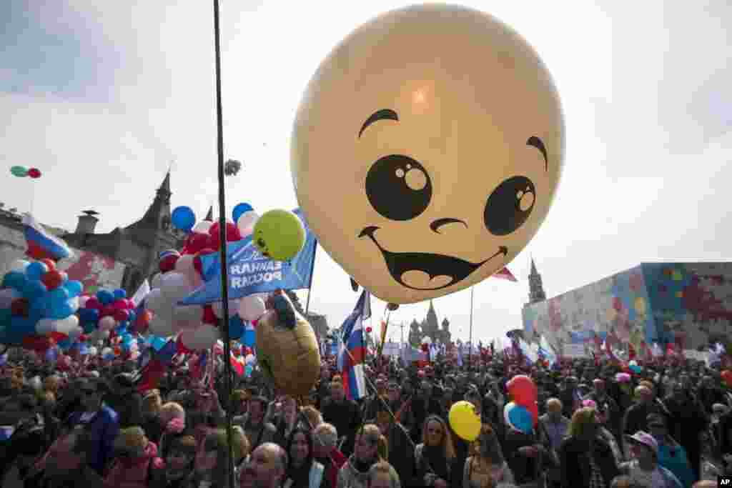 راهپیمایی مردم در میدان سرخ مسکو به مناسبت روز جهانی کارگر