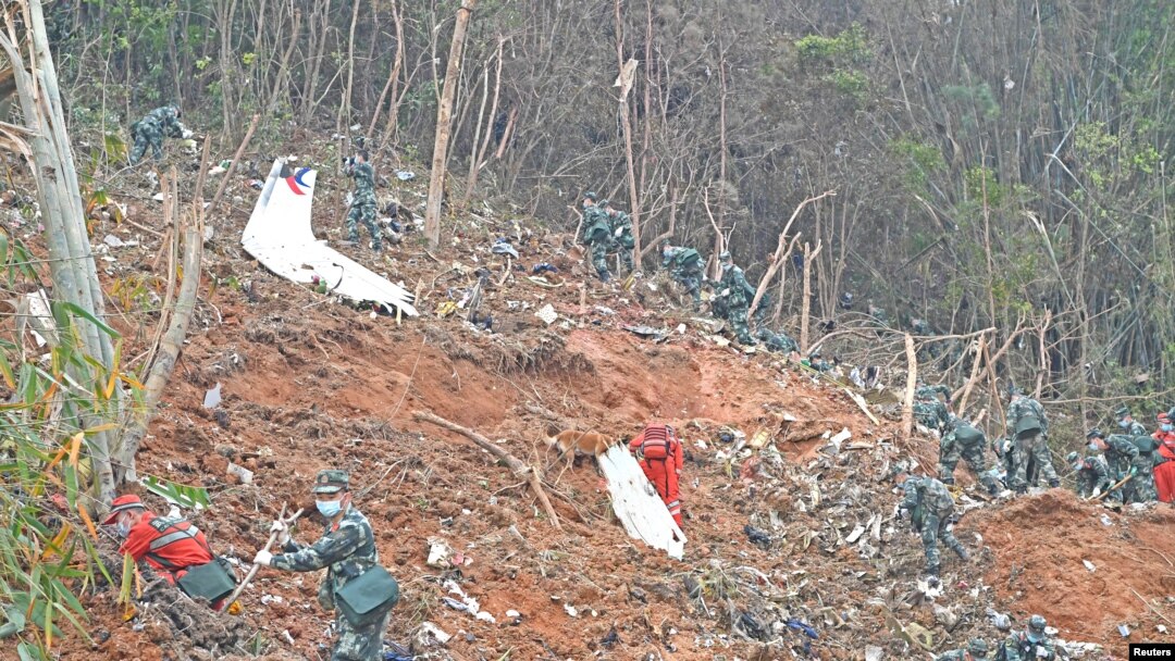 Para petugas mencari kotak hitam di lokasi jatuhnya pesawat China Eastern Airlines di Wuzhou, Guangxi, China, pada 22 Maret 2022. (Foto: Xinhua via Reuters/Zhou Hua)