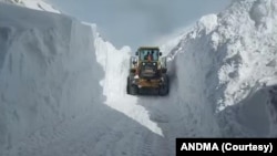 برفباری در شاهراه سالنگ