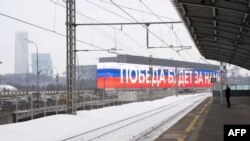 Slika snimljena 21. veljače 2024. prikazuje elektronički ekran na pročelju zgrade na kojem se nalazi ruska državna trobojnica i slogan "Pobjeda će biti naša!" u Moskvi. (Foto Natalia KOLESNIKOVA / AFP)
