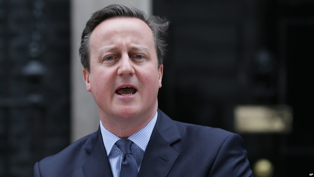 Perdana Menteri Inggris David Cameron memberikan pernyataan di luar kantornya di London (foto: dok).