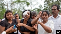 Anusha Kumari, au centre, pleure pendant l'inhumation massive pour son mari, ses deux enfants et ses trois frères et sœurs, tous victimes des attentats à la bombe du dimanche de Pâques, à Negombo, au Sri Lanka, le 24 avril 2019.