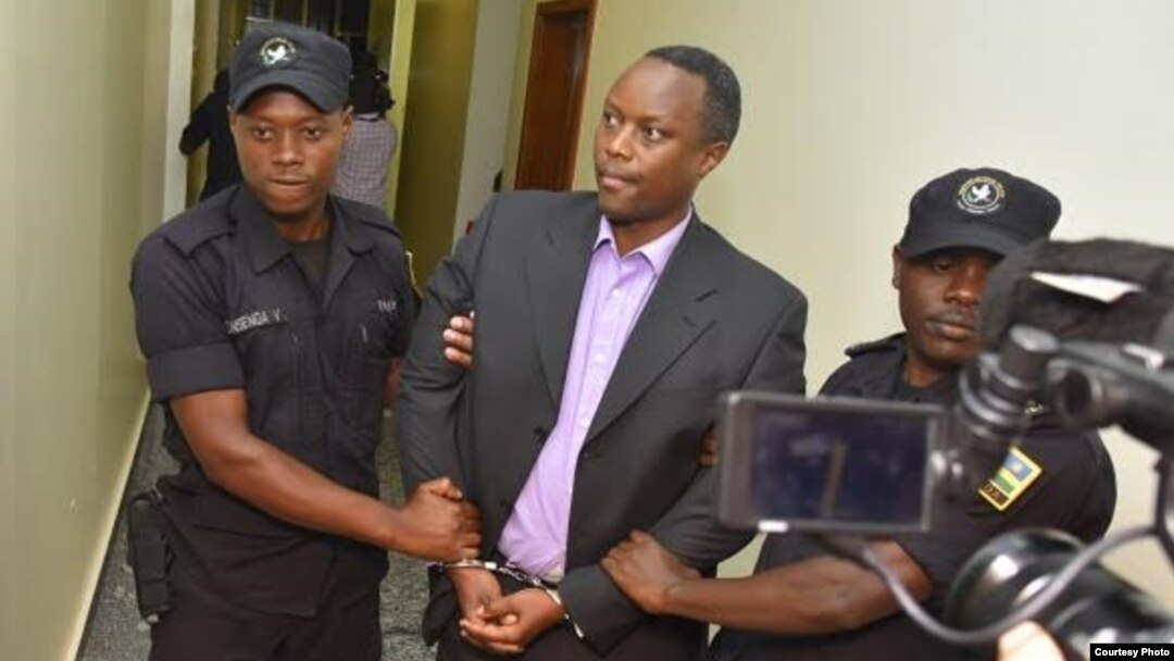 Iyamuremye Jean Claude mu maboko y'Abapolisi ubwo yagezwaga mu Rwanda avanywe mu Buholandi