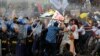 Cảnh sát dùng vòi rồng giải tán người biểu tình chống APEC ở Manila